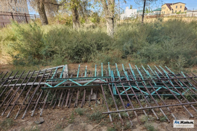 Парк буровиков в Кульсары зарастает сорняками