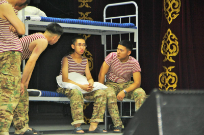 Устроили театр в казарме