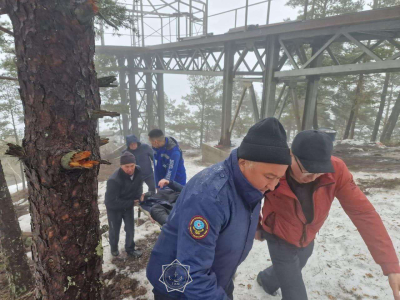 В горах Щучинска спасатели эвакуировали мужчину, получившего травму при падении