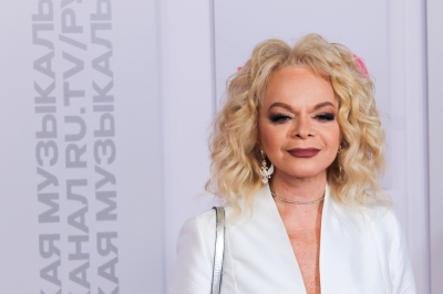 Минивэн Ларисы Долиной перекрыл тротуар у Театра на Таганке