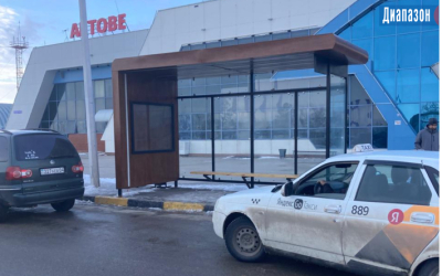 Павильон возле аэропорта в одном месте, а автобусы останавливаются в другом