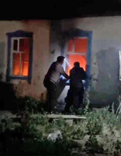 Военнослужащий вынес женщину из горящего дома в Семее