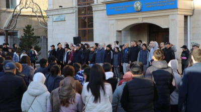 Минобороны показало слезы казахстанцев, отправляющих своих детей в армию