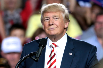 Трамп несколько раз подшутил над Карлом III и назвал Великобританию маленькой