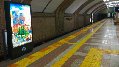 В метро Алматы появились новые защитные перегородки — фото 