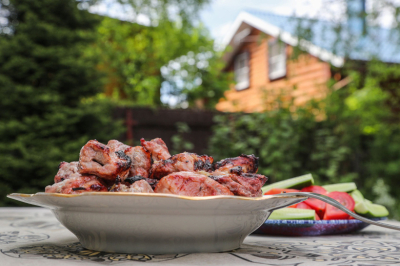 Гастроэнтеролог назвала главный риск застолья в майские праздники