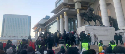В Монголии тысячи митингующих требуют отставки правительства